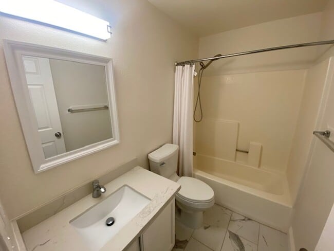 Building Photo - 434 Creekside Ln