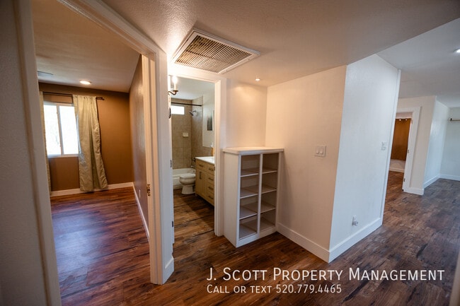 Building Photo - 3508 E Gelding Dr