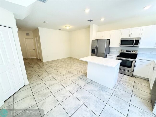 Building Photo - 408 NE 208th Terrace