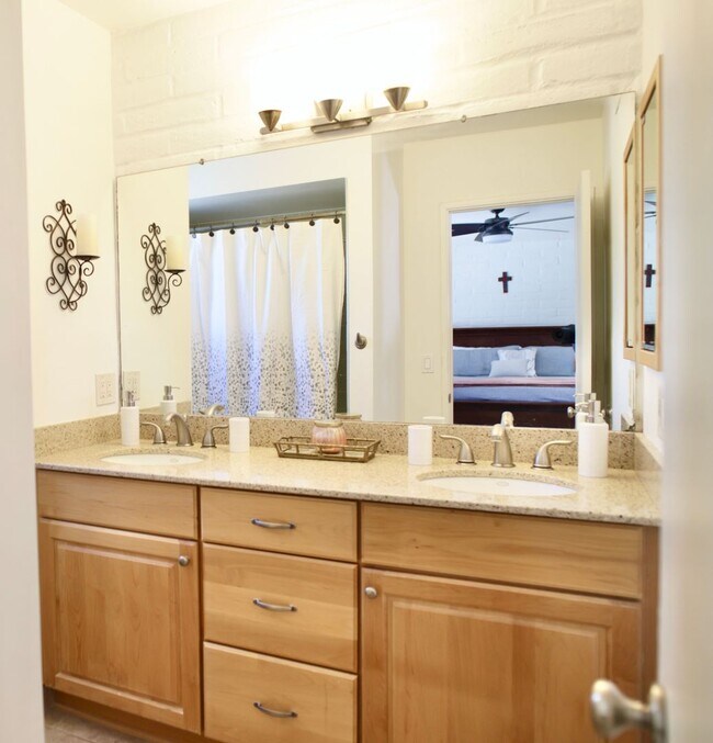 Building Photo - 4 Bedroom Furnished in Catalina Foothills ...