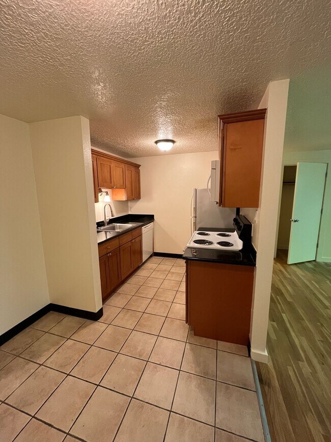 Building Photo - Hardwoods, granite countertops, parking, c...
