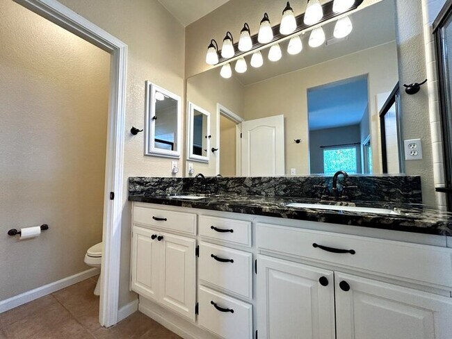 Building Photo - Gated Community! Beautiful 3bd/2.5bth in Folsom