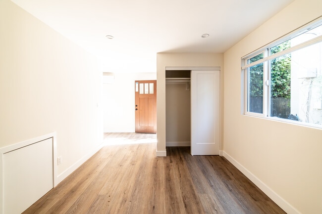 Building Photo - 1346 S Dunsmuir Ave
