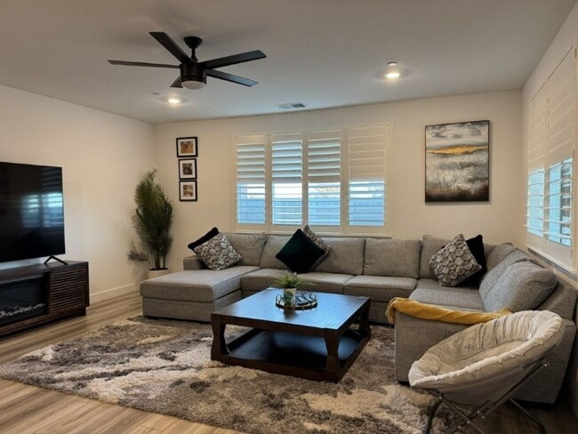 Building Photo - Beautiful 5-Bedroom Home with Solar