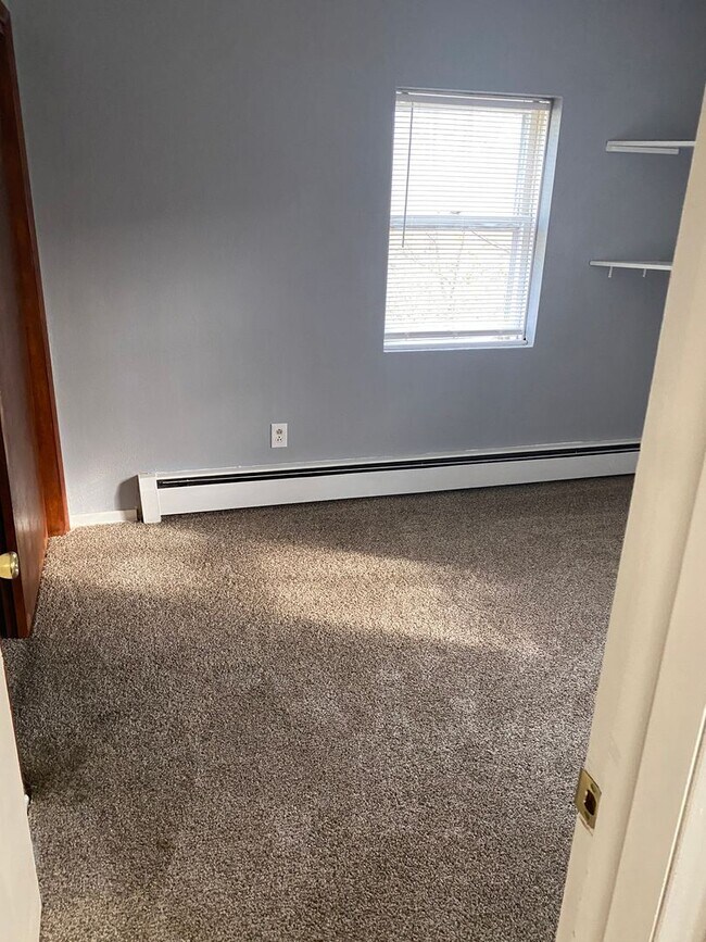 Building Photo - Spacious Two Bedroom Apartment