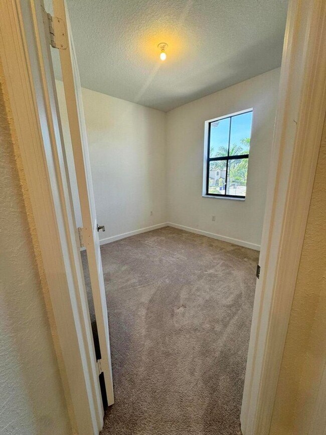 Building Photo - 5442 SW 14th Ct