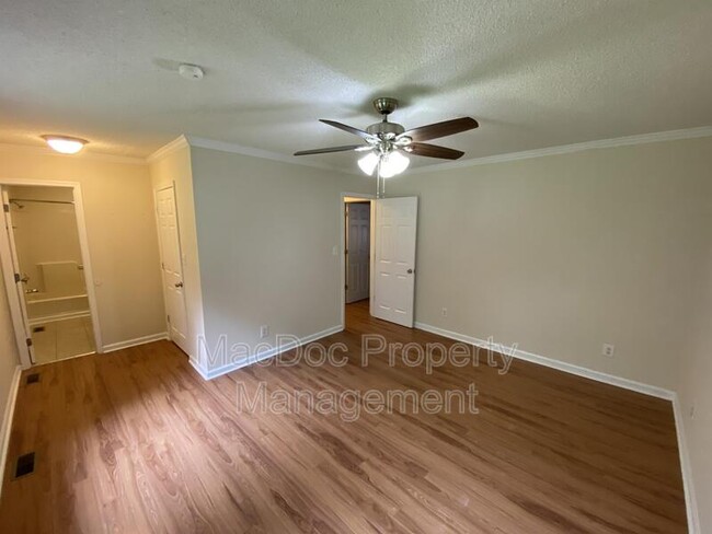 Building Photo - 104 Waverly Dr