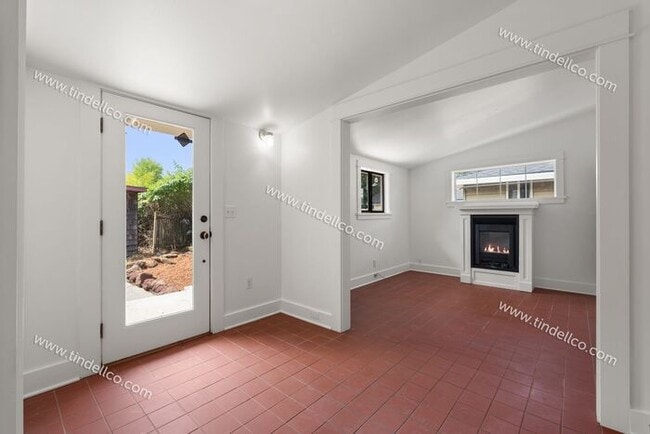 Building Photo - Spacious & Stylish 3-Bedroom Home with Upd...
