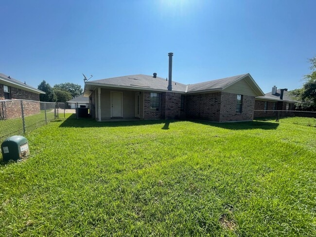 Building Photo - Brookhaven Estates Stockwell Area! Move In...