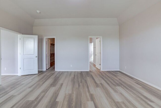 Building Photo - Need More Space? This 4/2.5/2 Has It!