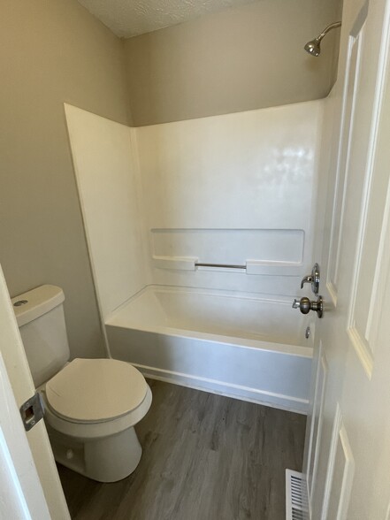 2nd bedroom bath - 182 Willow Stream Ct