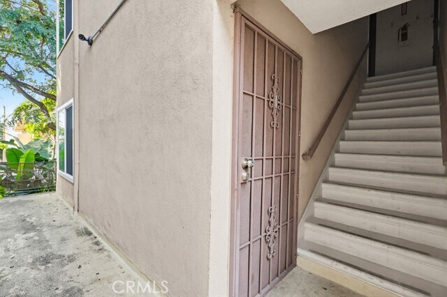 Building Photo - 930 N Stanley Ave