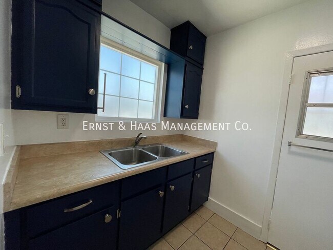 Building Photo - Charming 2 Bedroom Duplex Unit with Parking!