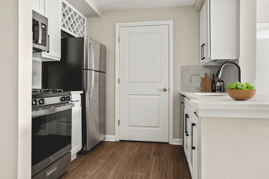 Building Photo - The Overlook at Quarry Hill