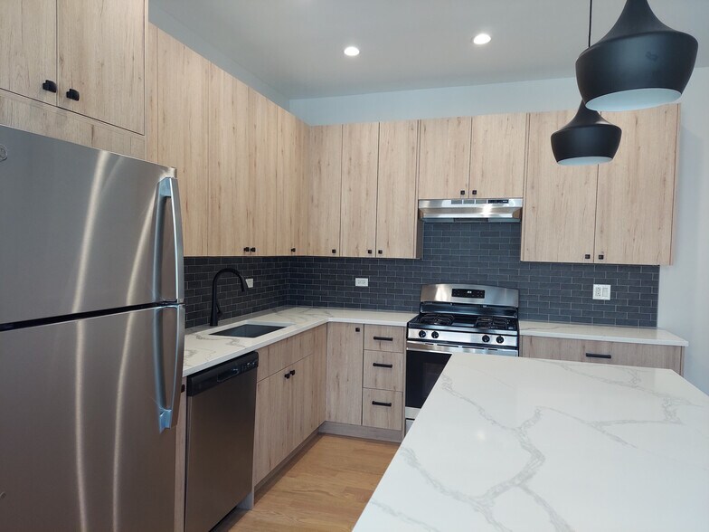 Building Photo - 4953 N Oakley Ave