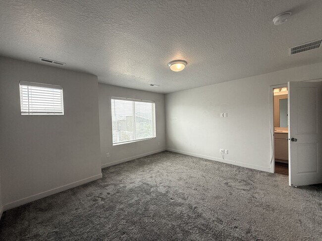 Building Photo - Townhome available now in Haven Dell!