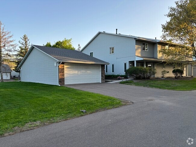 Building Photo - 9431 Ranchview Ln N