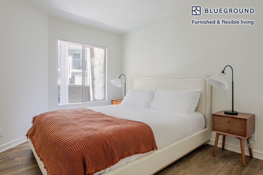 Building Photo - 350 E Del Mar Blvd