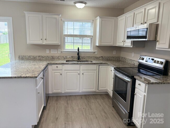 Building Photo - 2303 Highland Park Dr