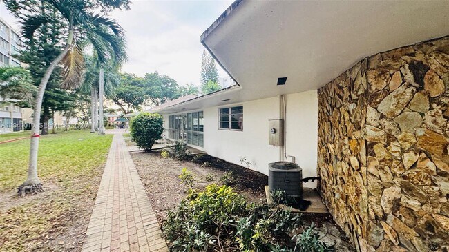 Building Photo - 900 NE 12th Ave