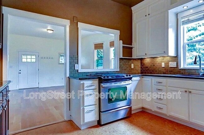 Building Photo - 2624 NE Sumner St