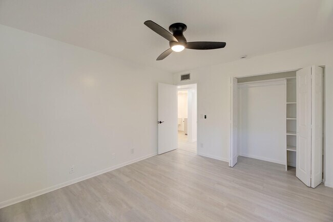 Building Photo - 473 Burgundy N