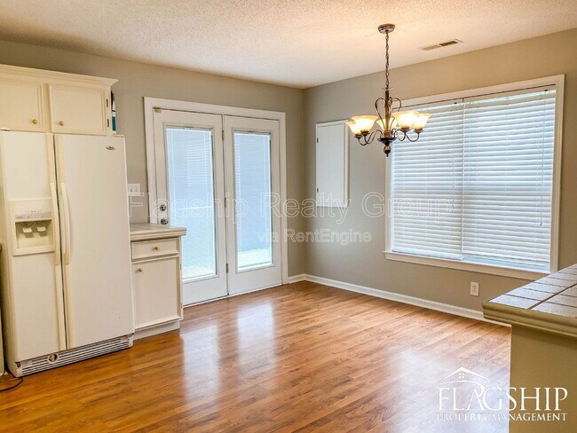 Building Photo - 3638 Highland Dr