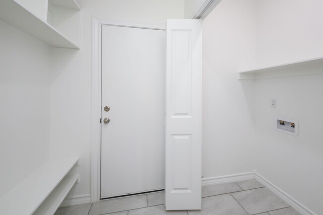 Building Photo - 9921 Bijan Dr