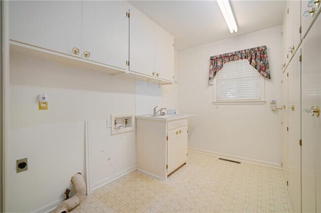 Building Photo - Nice 3 bedroom 2 bath home in North Fayetteville