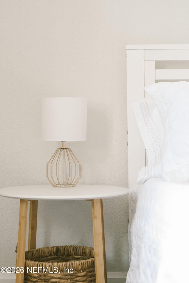 Building Photo - 212 Oak St