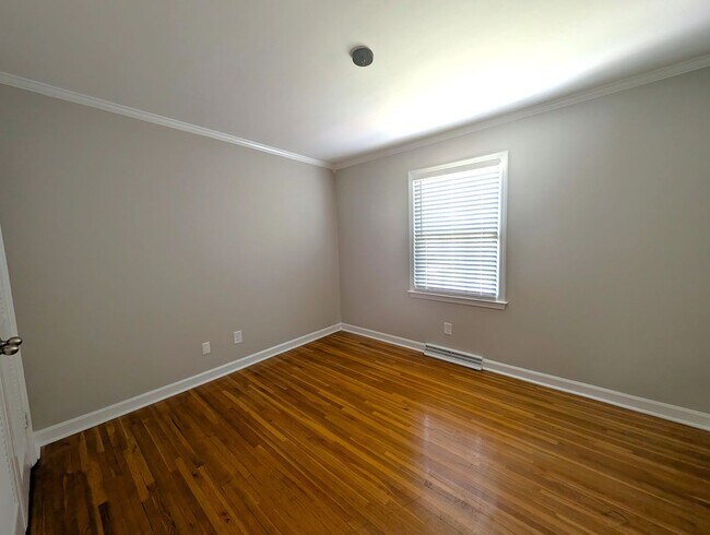 Building Photo - Charming split level home located in the Spring Valley Community in the South Park area of Charlo...
