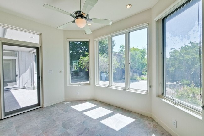 Building Photo - Large 3,767 sqft home on a 10,000 sqft lot- 2 bed located on 1st floor w/ separate entrance - Top...