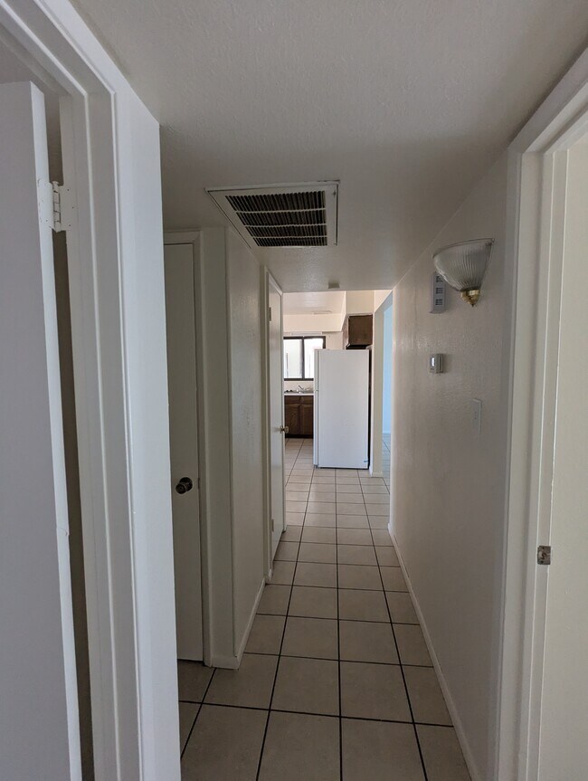 Building Photo - 563 N Santa Anna