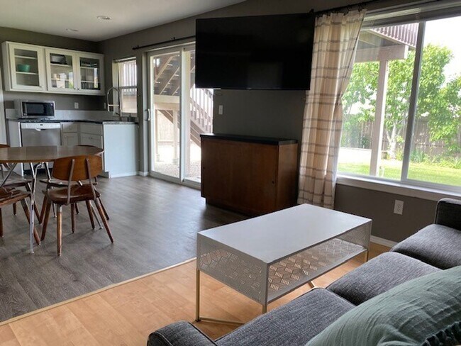 Building Photo - 3950 NE Vista del Rey Dr