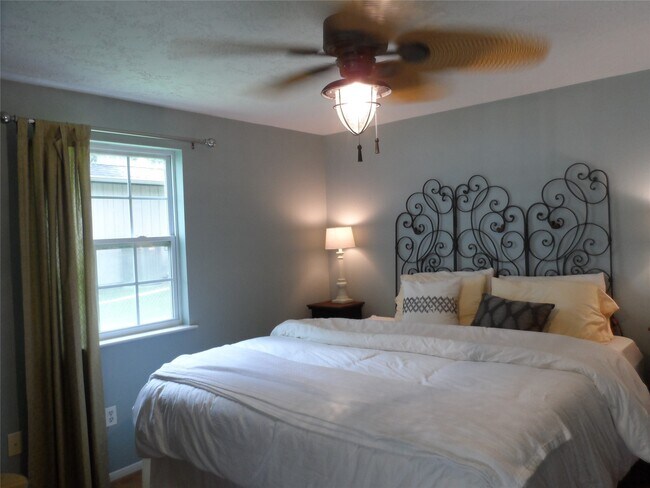 Building Photo - 13545 Northshore Loop