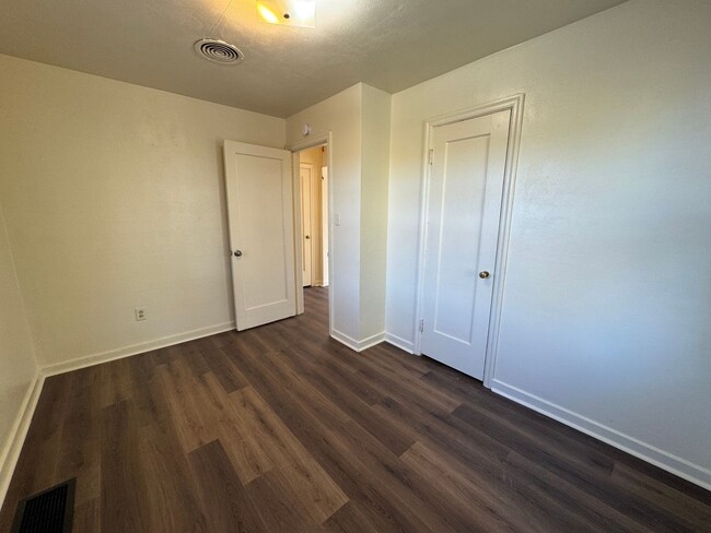 Building Photo - Cozy 2 Bed, 1 Bath House with Updated Floo...