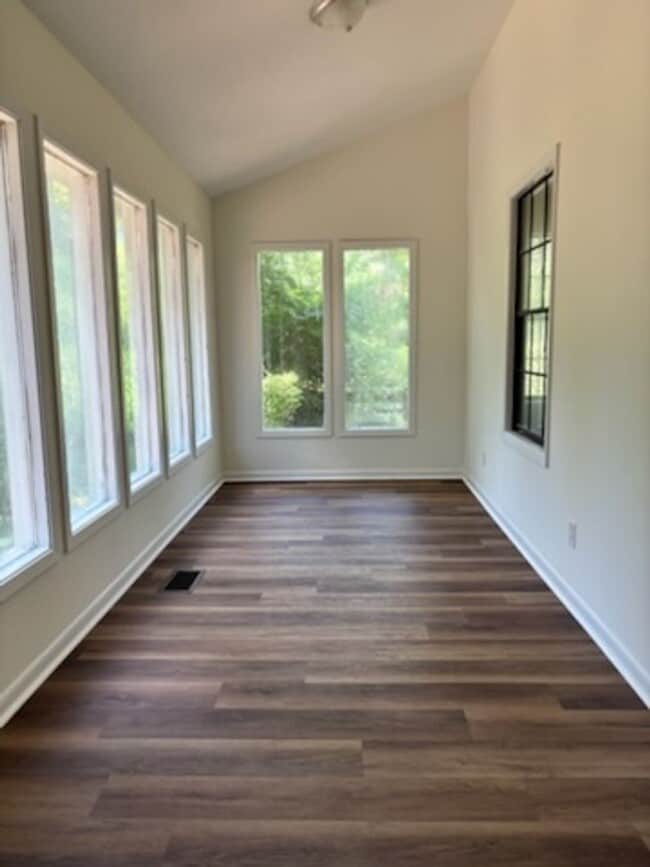 Building Photo - 3147 Shirley Dr