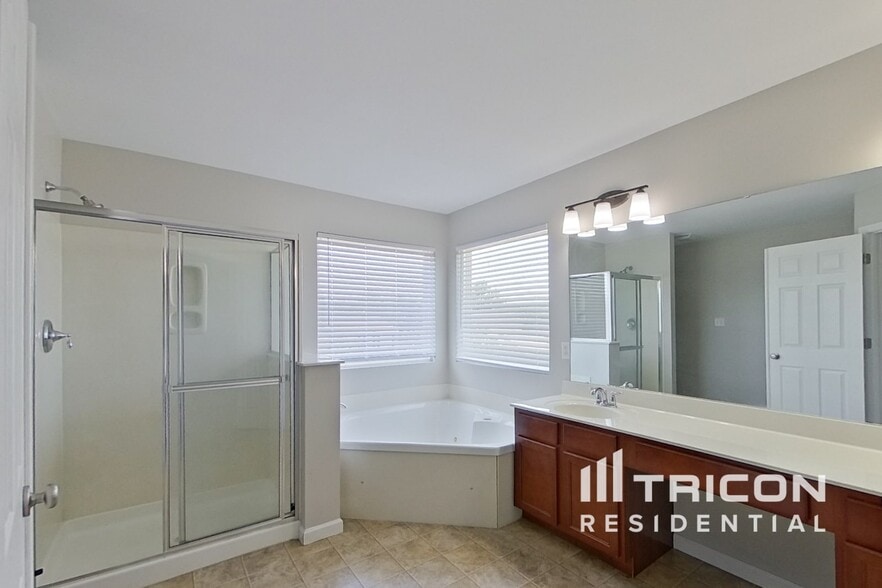 Building Photo - 218 Roxbury Dr