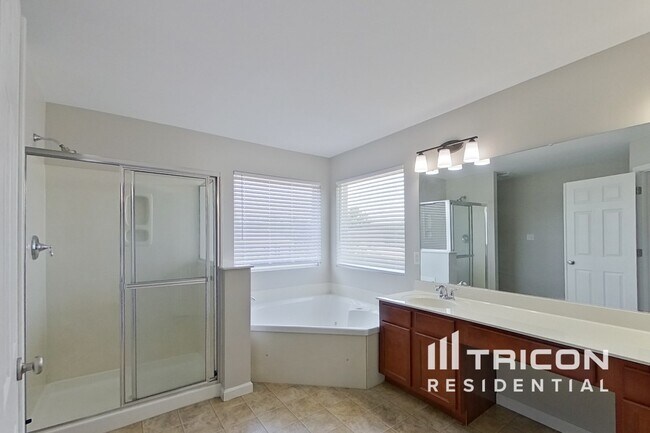 Building Photo - 218 Roxbury Dr