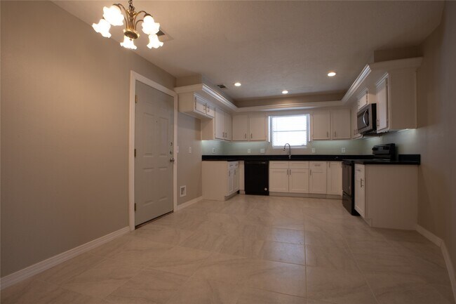 Building Photo - 16042 Bear Hill Dr