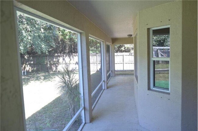 Building Photo - 920 SW Capri St