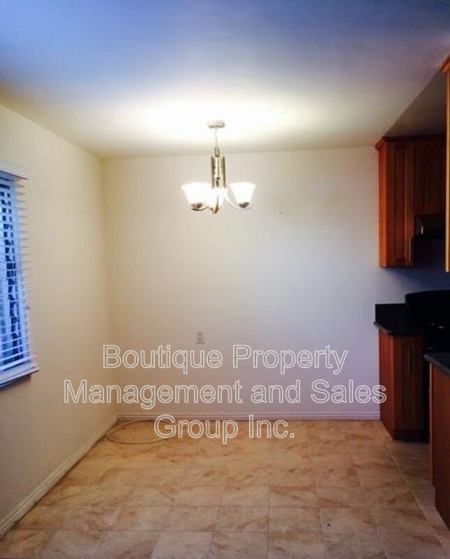 Building Photo - 930 E 1st St