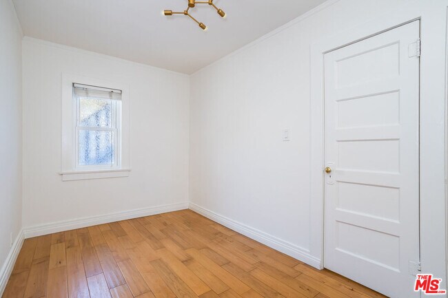 Building Photo - 700 Angelus Pl