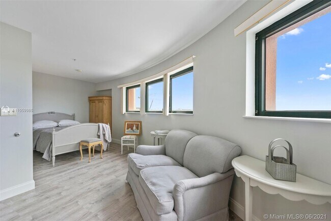 Building Photo - 5725 Sunset Dr