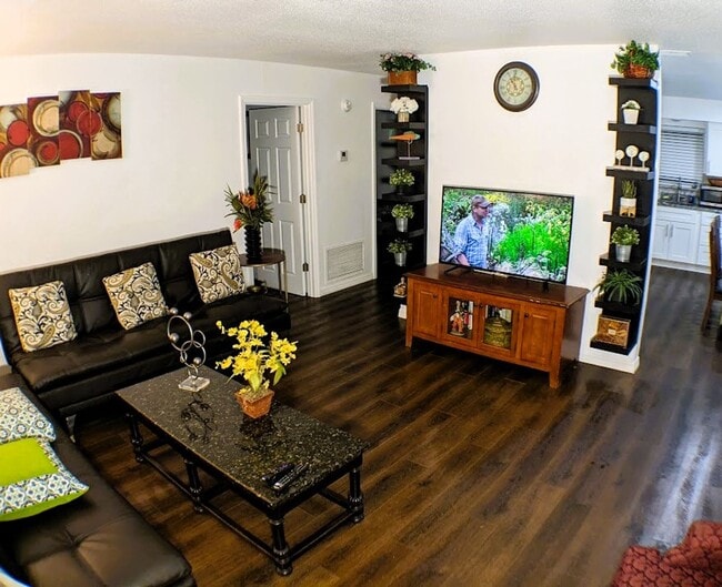 Building Photo - 2 Bed / 1 Bath Cozy Downtown Duplex Apartment