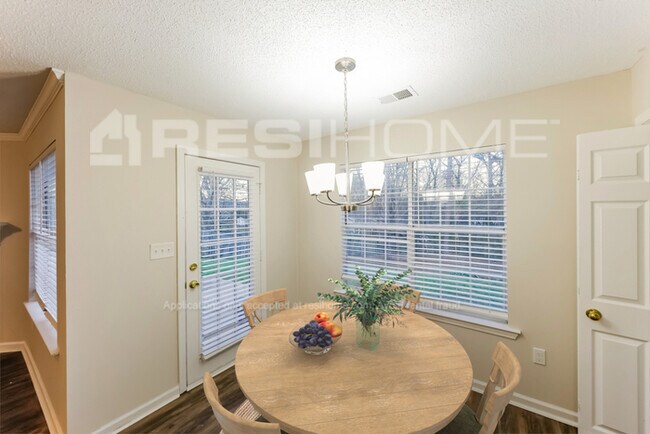 Building Photo - 1324 Royalty Dr