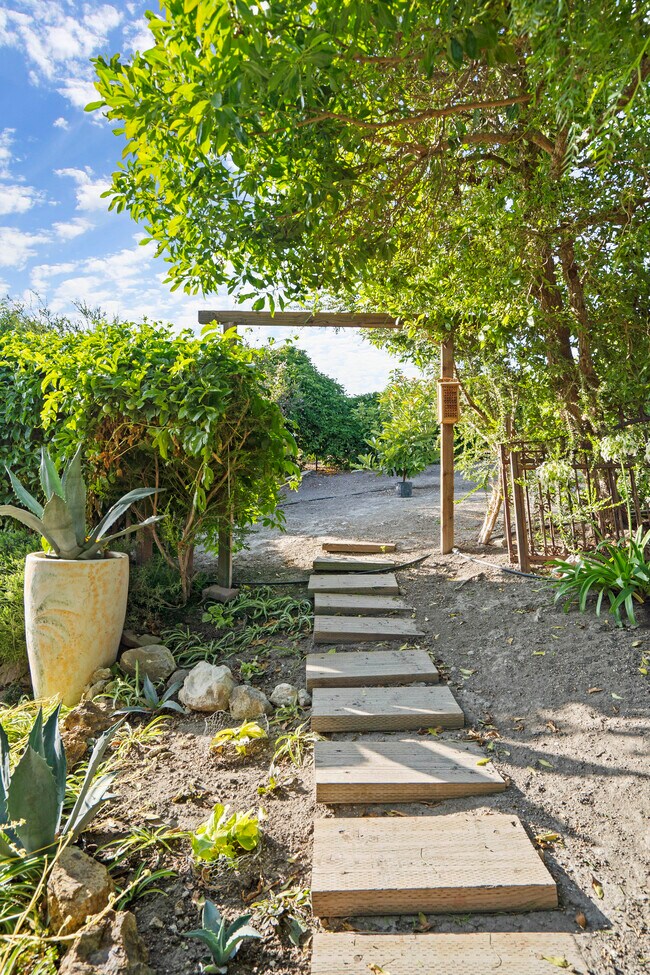 Building Photo - 6363 ZUMIREZ Dr