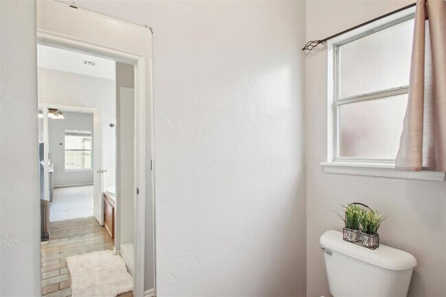 Building Photo - 613 Vickery Ave