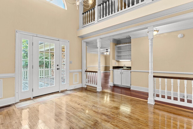 Building Photo - 15 Mulberry Ln