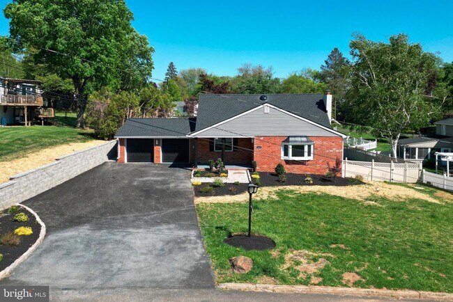 Building Photo - 248 Penncrest Dr